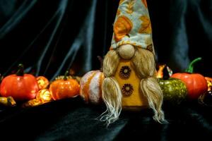 halloween dekorationer bakgrund. halloween skrämmande pumpa huvud på trä- tabell halloween Semester begrepp foto