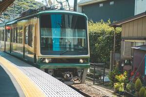 enoshima spårvagn eller elektrisk järnväg tåg på fujisawa och kamakura, kanagawa, japan foto