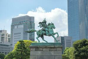 staty av kusunoki masashige nära kejserlig palats i chiyoda stad, tokyo, japan. foto