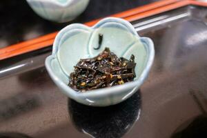 tsukudani japansk mat tillverkad med torkades skaldjur simmered i ljuv och välsmakande sås. foto