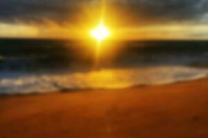 fläck tropisk solnedgång strand med bokeh Sol ljus Vinka abstrakt bakgrund. foto
