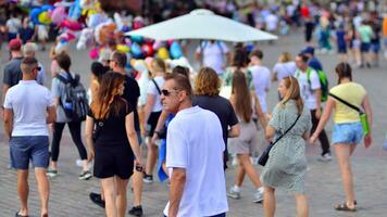 Warszawa, polen. 29 juli 2023. folkmassan av människor gående på en gata. en folkmassan rör på sig mot en bakgrund av ett urban gammal stad landskap. foto