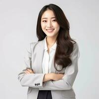 ung asiatisk kvinna, professionell entreprenör stående i kontor Kläder, isolerat foto