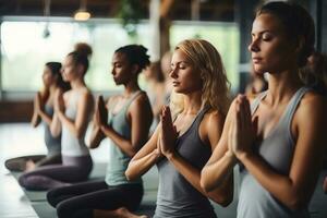 grupp av kvinnor håller på med yoga i de Gym foto