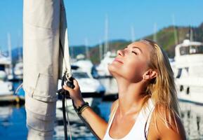 kvinna garvning på lyx Yacht foto
