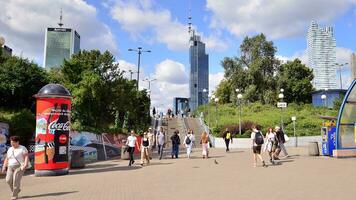 Warszawa, polen. 9 augusti 2023. folkmassan av människor på patelnia square.the vardaglig namn av de fyrkant i centrum Warszawa. se av en stad gata med invånare, turister och byggnader. foto