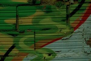 tvärstrimmig mönster tegelstenar med färgrik graffiti foto