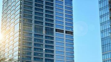 modern kontor byggnad med glas Fasad på en klar himmel bakgrund. transparent glas vägg av kontor byggnad. foto