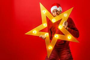 santa claus på de röd bakgrund av de elektrisk stjärna i julklapp foto