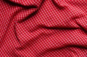 skrynkliga röd gingham mönster tyg textur bakgrund foto