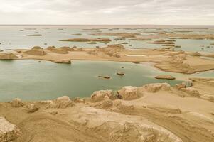 vind erosion terräng landskap, yardang landform. foto