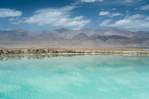 salt sjö och berg, naturlig landskap i qinghai, Kina. foto