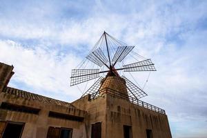 väderkvarn i marsala, sicil, y italien foto