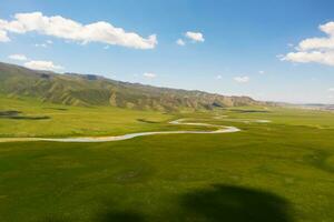 lindning floder och ängar. Foto i bayinbuluke gräsmark i xinjiang, Kina.