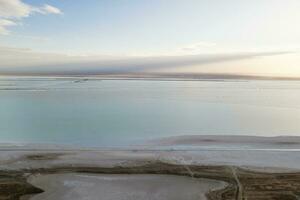 se av de salt sjö, naturlig landskap bakgrund. foto