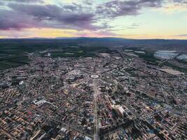 de stadsbild av turkar bagua stad i Kina på skymning. foto
