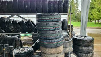 deponi med gammal däck och däck för återvinning. förfogande av Begagnade däck. bärs hjul för återvinning. foto