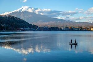 Mount Fuji och Lake Kawaguchi vid Yamanashi i Japan foto