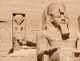 huvud statyer av farao ramses ii på abu simbel tempel. egypten foto