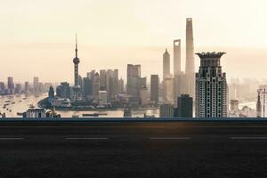 asfalt väg och urban byggnad av Shanghai, uppfart och väg. foto