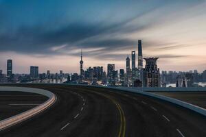 asfalt väg och urban byggnad av Shanghai, uppfart och väg. foto
