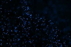 strömmande och lysande partiklar med mörk bakgrund, 3d tolkning foto