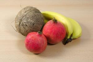 kokos granatäpple och banan foto