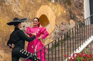 ung latinamerikan kvinna och man i oberoende dag eller cinco de mayo parad eller kulturell festival foto