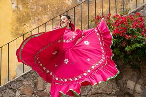 ung latinamerikan kvinna och man i oberoende dag eller cinco de mayo parad eller kulturell festival foto