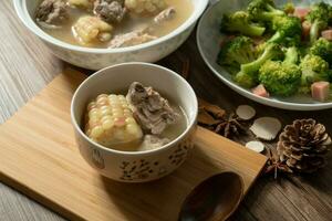 majs och fläsk ben soppa, utsökt kinesisk mat. foto