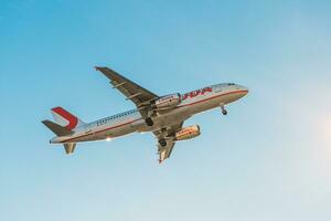 lauda Europa flygbuss a320-214 framställning till landa på lissabon internationell flygplats, portugal foto