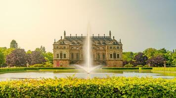 Dresden, Sachsen, Tyskland - kunglig stor trädgård palats och fontäner i huvud största stad parkera och trädgårdar i Dresden. stadsbild historisk, turistiska Centrum i stadens centrum. foto