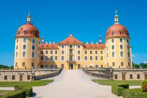 moritzburg, Sachsen, Tyskland -känd gammal moritzburg slott, huvud ingång, nära dresden på solig sommar dag med blå himmel foto