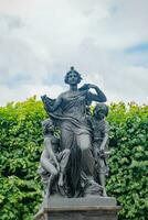 Dresden, Tyskland - konstnärlig statyer i främre av överlägsen landa domstol palats i dresden och elbe flod Bank foto