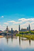 Dresden, Tyskland. omslag sida med gammal stad historisk stadens centrum, elbe flod på varm sommar dag på solnedgång foto