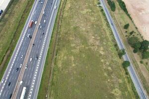 hög vinkel se av brittiskt motorvägar och motorvägar och trafik på m1 korsning 11a av luton och dunstabil England Storbritannien. bild var fångad på augusti 15:e, 2023 foto