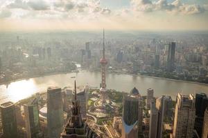 horisont av shanghai stad vid solnedgången i Kina foto