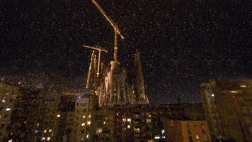 natt se av sagrada familia och hus i barcelona, Spanien foto