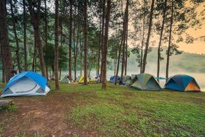 äventyr camping och camping på morgonen med lätt dimma vid Pang-Ung, Mae Hong Son, Thailand foto
