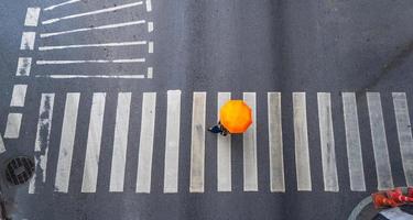 flygfoto ovanifrån av människor går på gatan i staden över fotgängare trafik väg foto