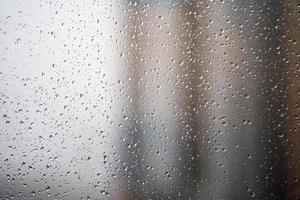 regndroppar på glas, bakgrund foto