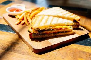 club sandwich med pommes frites foto