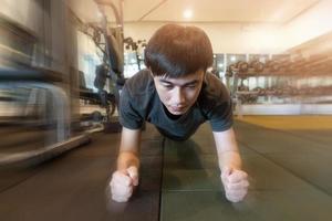 fitness man plankerar i gymmet foto