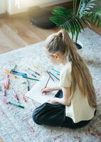 barn flicka teckning med färgrik pennor foto