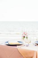 romantisk matbordsdekning med vinglas och annat foto