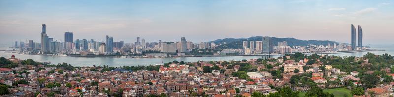 skyline av xiamen i skymningen, porslin foto