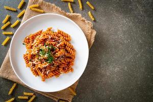 spiral- eller spiralipasta med tomatsås och korv - italiensk matstil foto