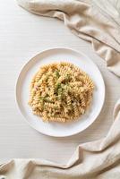 spirali eller spiral pasta svamp grädde sås med persilja - italiensk matstil