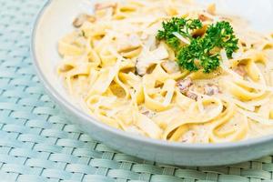 spagetti eller pasta med tryffel och gräddsås foto