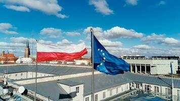 vinka polisg flagga och europeisk union flagga på byggnad foto